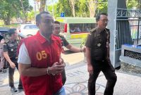 Kepala Desa (Kades) Ngepung, Kecamatan Patianrowo, Kabupaten Nganjuk, Hendra Wahyu Saputra, ditahan Kejaksaan Negeri (Kejari) Nganjuk, Selasa (4/6/2025). 