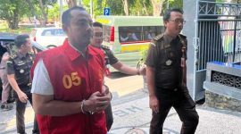 Kepala Desa (Kades) Ngepung, Kecamatan Patianrowo, Kabupaten Nganjuk, Hendra Wahyu Saputra, ditahan Kejaksaan Negeri (Kejari) Nganjuk, Selasa (4/6/2025). 