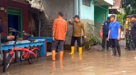 Kapolres Jombang AKBP Ardi Kurniawan mendatangi satu persatu rumah untuk menyapa warga Kademangan terdampak banjir seusai menyerahkan bantuan. 