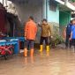 Kapolres Jombang AKBP Ardi Kurniawan mendatangi satu persatu rumah untuk menyapa warga Kademangan terdampak banjir seusai menyerahkan bantuan. 