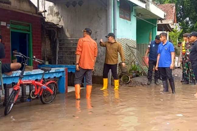 Kapolres Jombang AKBP Ardi Kurniawan mendatangi satu persatu rumah untuk menyapa warga Kademangan terdampak banjir seusai menyerahkan bantuan. 