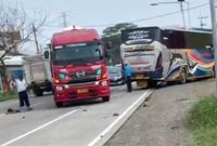 Situasi pasca kecelakaan antara Bus Sugeng Rahayu dengan sepeda motor di Jalan Raya Bypass Mojokerto, Desa Jabon , Kecamatan Mojoanyar,, Kabupaten Mojokerto, Senin (1/6/2025) siang. 