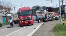 Situasi pasca kecelakaan antara Bus Sugeng Rahayu dengan sepeda motor di Jalan Raya Bypass Mojokerto, Desa Jabon , Kecamatan Mojoanyar,, Kabupaten Mojokerto, Senin (1/6/2025) siang. 