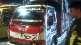 Petugas sedang melakukan olah TKP kecelakaan di Exit Tol Tembelang, Kecamatan Tembelang, Kabupaten Jombang, pada Minggu (15/6/2025) dini hari. 