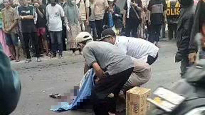 Korban meninggal saat dievakuasi. Kecelakaan terjadi di Jalan Raya Desa Bandung, Kecamatan Diwek, Kabupaten Jombang, Selasa (2/6/2025) sore. (Foto: Repro) 