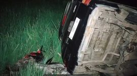 Minibus biru jenis Isuzu Panther nopol L-1687-WD terguling ke area persawahan setelah menabrak sepeda motor yang terparkir di tepi jalan Desa Sumengko, Kecamatan Sukomoro, Nganjuk.