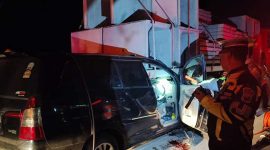 Kondisi minibus Innova yang menabrak bagian belakang truk muata beton di jalan tol Jombang-Mojokerto KM 704+000 B,  tepatnya di Desa Blimbing, Kecamatan Kesamben, Jombang. (Foto: Repro)