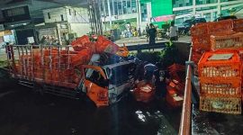 Truk muatan ayam potong mengalami kecelakaan tunggal di Jalan Raya Desa Perak, Kecamatan Perak, Kabupaten Jombang, Jawa Timur, Senin (16/6/2025) pagi.