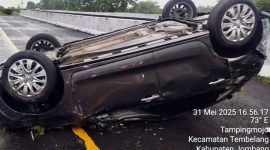 Kondisi mobil sedan yang terbalik di kilometer 686 jalur A, wilayah Desa Tampingmojo, Kecamatan Tembelang, Kabupaten Jombang, sebelum dievakuasi petugas.