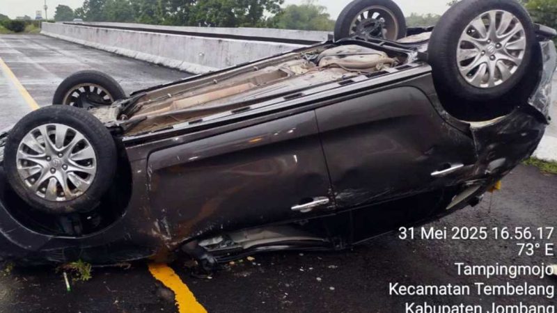 Kondisi mobil sedan yang terbalik di kilometer 686 jalur A, wilayah Desa Tampingmojo, Kecamatan Tembelang, Kabupaten Jombang, sebelum dievakuasi petugas.