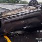 Kondisi mobil sedan yang terbalik di kilometer 686 jalur A, wilayah Desa Tampingmojo, Kecamatan Tembelang, Kabupaten Jombang, sebelum dievakuasi petugas.