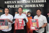 Satresnarkoba Polres Jombang merilis barang bukti 2 ons sabu-sabu dan 45 ekstasi, berikut kedua tersangka.. (Foto: Repro)