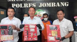 Satresnarkoba Polres Jombang merilis barang bukti 2 ons sabu-sabu dan 45 ekstasi, berikut kedua tersangka.. (Foto: Repro)