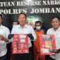 Satresnarkoba Polres Jombang merilis barang bukti 2 ons sabu-sabu dan 45 ekstasi, berikut kedua tersangka.. (Foto: Repro)