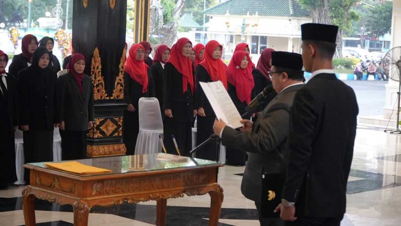 Prosei pelantikan 97 kepala sekolah di Jombang, dilaksanakan di pendopo kabupaten Jombang, Jumat (20/6/2025).