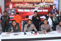 Polres Ngawi merilis ungkap kasus perdagangan bayi.