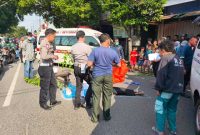 Proses evakuasi jenazah pria asal Megaluh, Jombang yang meniinggal diduga menabrakkan diri ke truk di Blimbing, Malang.