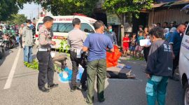 Proses evakuasi jenazah pria asal Megaluh, Jombang yang meniinggal diduga menabrakkan diri ke truk di Blimbing, Malang.