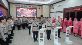 Prosesi serah terima jabatan dua Kapolsek dan satu posisi Kasat di Ruang Jombang Command Center (JCC) Polres Jombang, Rabu (11/6/2025)