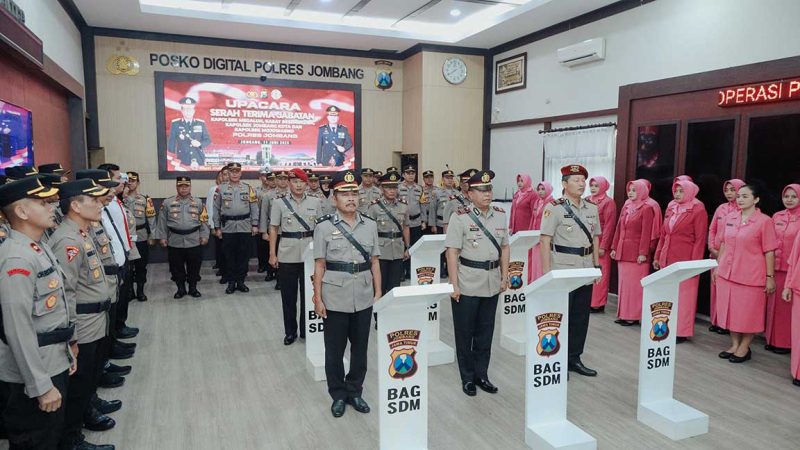 Prosesi serah terima jabatan dua Kapolsek dan satu posisi Kasat di Ruang Jombang Command Center (JCC) Polres Jombang, Rabu (11/6/2025)