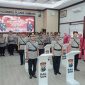Prosesi serah terima jabatan dua Kapolsek dan satu posisi Kasat di Ruang Jombang Command Center (JCC) Polres Jombang, Rabu (11/6/2025)
