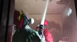 Petugas Damkar Jombang melakukan upaya pemadaman serta pembasahan area, agar api tidak merambat ke rumah di sekitarnya. 