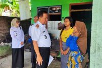 Sekdakab Jobang Agus Purnomo saat mengunjungi salah satu calon siswa Sekolah Rakyat.