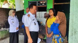 Sekdakab Jobang Agus Purnomo saat mengunjungi salah satu calon siswa Sekolah Rakyat.