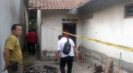 Garus polisi membentang di sebuah rumah yang berada di Dusun Karangtengah, Desa Johowinong, Kecamatan Mojoagung, Kabupaten Jombang, setelah temuan jasad pria yang sudah membusuk/