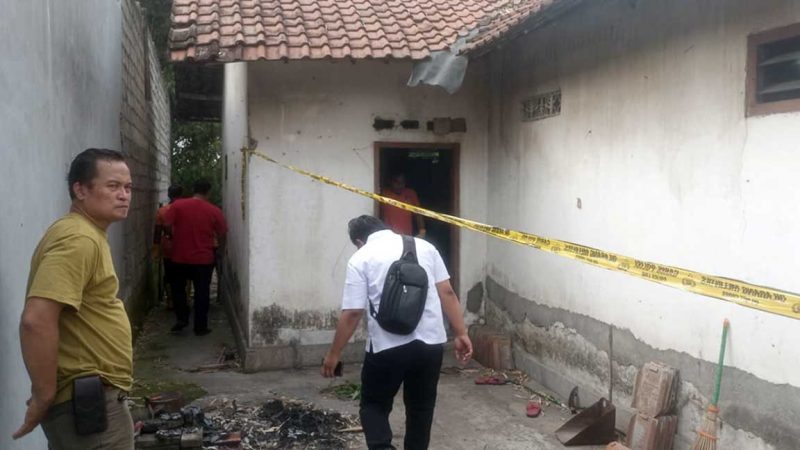Garus polisi membentang di sebuah rumah yang berada di Dusun Karangtengah, Desa Johowinong, Kecamatan Mojoagung, Kabupaten Jombang, setelah temuan jasad pria yang sudah membusuk/