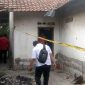 Garus polisi membentang di sebuah rumah yang berada di Dusun Karangtengah, Desa Johowinong, Kecamatan Mojoagung, Kabupaten Jombang, setelah temuan jasad pria yang sudah membusuk/