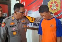 Tersangka maling kotak amal masjid di Plosokendal, Desa Pologeneng, Kecamatan/Kabupaten Jombang, diamankan di Polres setempat.