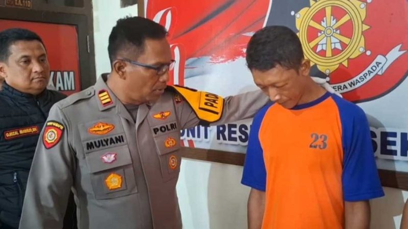 Tersangka maling kotak amal masjid di Plosokendal, Desa Pologeneng, Kecamatan/Kabupaten Jombang, diamankan di Polres setempat.