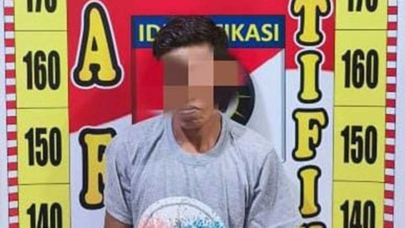 Tersangka kasus pencurian gabah diamankan di Polsek Grujugan, Bondowoso.