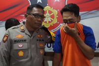 Tersangka kasus penipuan dan penggelapan mobil Honda Brio, saat diamankan di Polsek Jombang Kota.