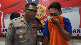 Tersangka kasus penipuan dan penggelapan mobil Honda Brio, saat diamankan di Polsek Jombang Kota.