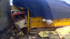 Kondisi truk yang menabrak rumah warga di Desa Tejo, Kecamatan Mojoagung, Kabupaten Jombang, Jawa Timur, Kamis (5/6/2025), sebelum dievakuasi.