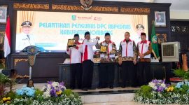 Bupati Jombang Warsbubi menerima vandel dari Ketua ABPEDNAS Jombang, Ahmad Zazuli. (Foto Apriani Alva)