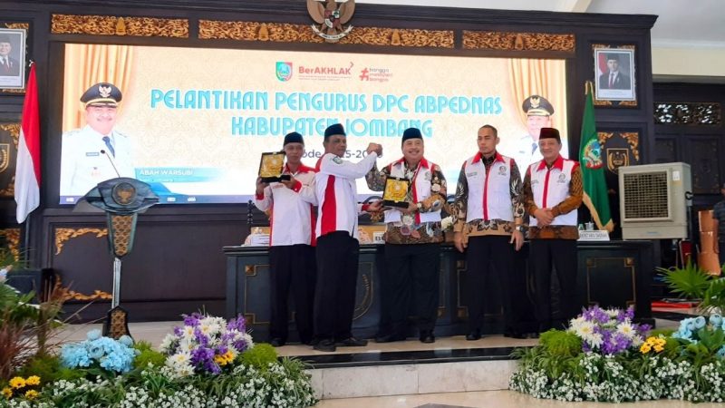Bupati Jombang Warsbubi menerima vandel dari Ketua ABPEDNAS Jombang, Ahmad Zazuli. (Foto Apriani Alva)