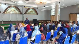 Siroji Rosyidin, SE, memberikan materi dalam acara Technical Meeting Program Bantuan UMKM Batch 2 yang berlangsung di Kantor BAZNAS Jombang. (Foto: Apriani Alva)