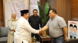 Bupati Bengkulu Selatan Rifai dan Bupati Jombang Warsubi berjabat tangan sekaligus membahas kerjasama bidang agraris. (Foto dok)