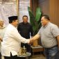 Bupati Bengkulu Selatan Rifai dan Bupati Jombang Warsubi berjabat tangan sekaligus membahas kerjasama bidang agraris. (Foto dok)
