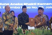 Bupati Jombang Warsubi bersama Menteri Sosial RI Saifullah Yusuf usai penandatanganan MoU Sekolah Rakyat. (Foto: dok)