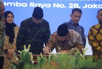 Bupati Jombang Warsubi bersama Menteri Sosial RI Saifullah Yusuf usai penandatanganan MoU Sekolah Rakyat. (Foto: dok)