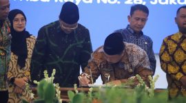 Bupati Jombang Warsubi bersama Menteri Sosial RI Saifullah Yusuf usai penandatanganan MoU Sekolah Rakyat. (Foto: dok)