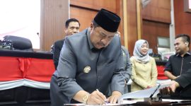 Bupati Jombang Warsubi dalam rapat Paripurna di DPRD Jombang.