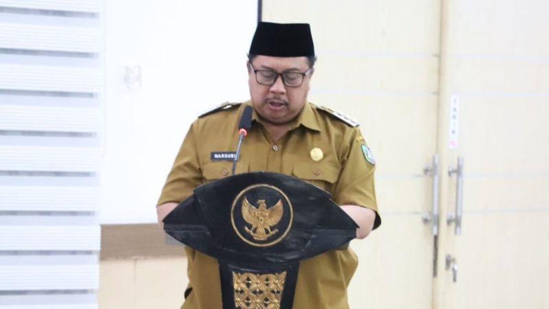 Bupati Jombang Warsubi.