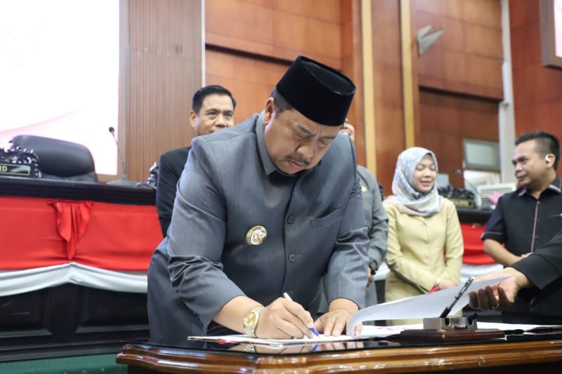 Bupati Jombang Warsubi dalam rapat Paripurna di DPRD Jombang.
