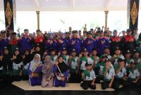 Bupati Jombang Warsbi bersama 291 siswa dalam acara pelepasan kontingen PORSENI Madrasah Jombang ke Jember. (Foto: dok)