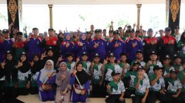 Bupati Jombang Warsbi bersama 291 siswa dalam acara pelepasan kontingen PORSENI Madrasah Jombang ke Jember. (Foto: dok)